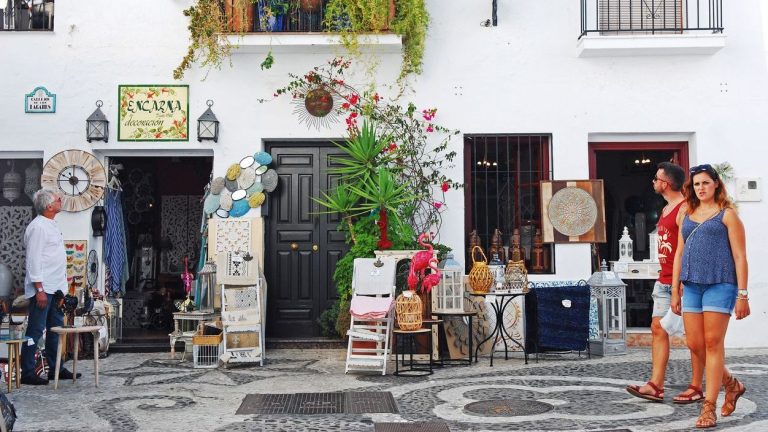 Visita el mercado de pulgas de Frigiliana