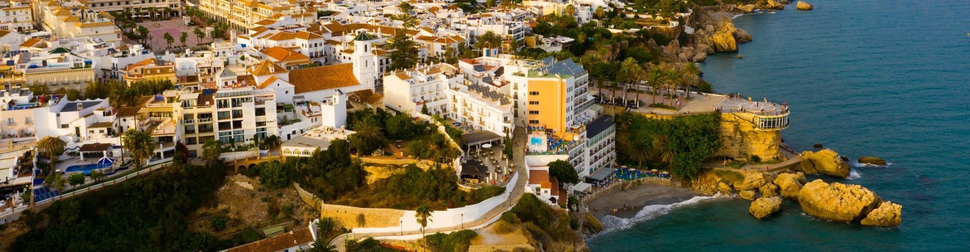 Vista de la localidad turística de Nerja en la costa mediterránea de España.